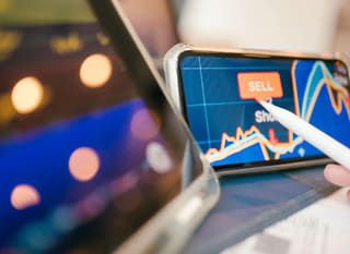 Mehrere Märkte werden von einem Händler analysiert, der Bitcoin-, Ethereum- und Forex-Optionen prüft